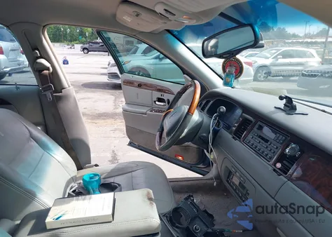 2001 Lincoln Town Car Signature z USA, uszkodzony, nr VIN 1LNHM82W31Y671765